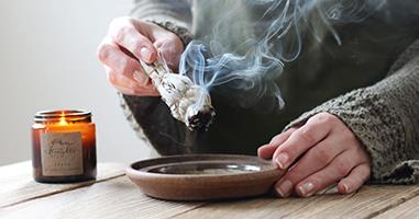 Nghi thức và Khái niệm cơ bản về thanh tẩy không gian và bản thân bằng thảo mộc (White sage, Palo Santo, Xô thơm thanh tẩy)