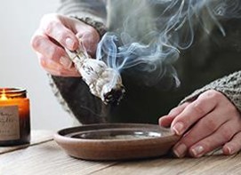 Nghi thức và Khái niệm cơ bản về thanh tẩy không gian và bản thân bằng thảo mộc (White sage, Palo Santo, Xô thơm thanh tẩy)